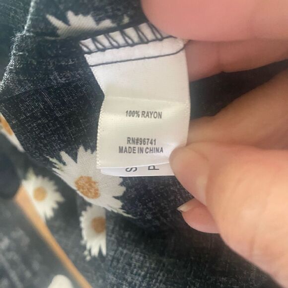 NWT Belle Du Jour black floral cap sleeve button down blouse Large - Picture 10 of 10